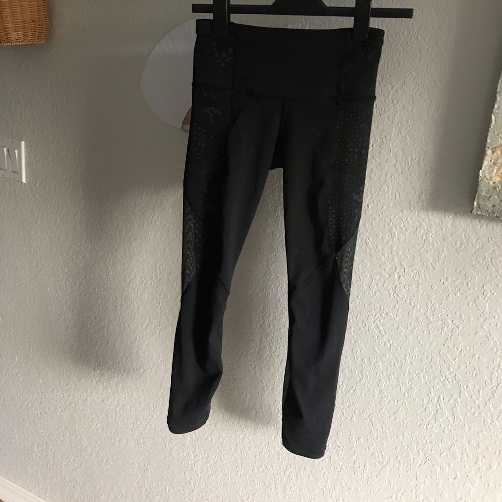 LOW PRICE MOVING- RARE MESH LULULEMON LEGGINGS